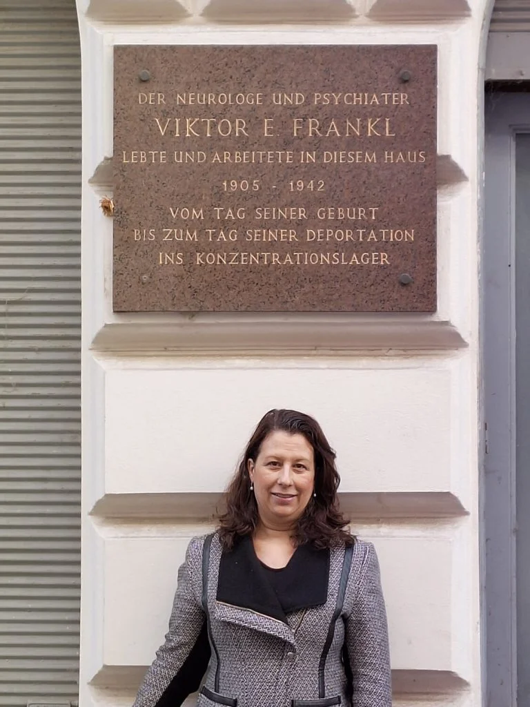 Maria Helena Budal junto à placa de Viktor Frankl