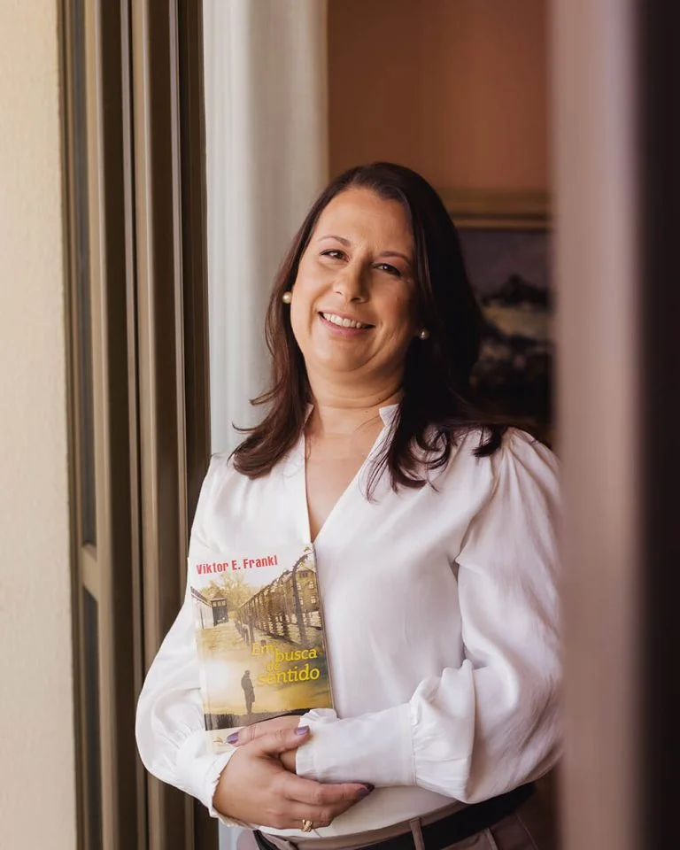 Alunos e professora da Escola de Logoterapia